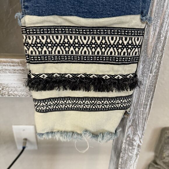 Anthropologie Chelsea & Violet Women’s Cropped Jeans Embroidered Hem  Size 31 - Picture 4 of 7